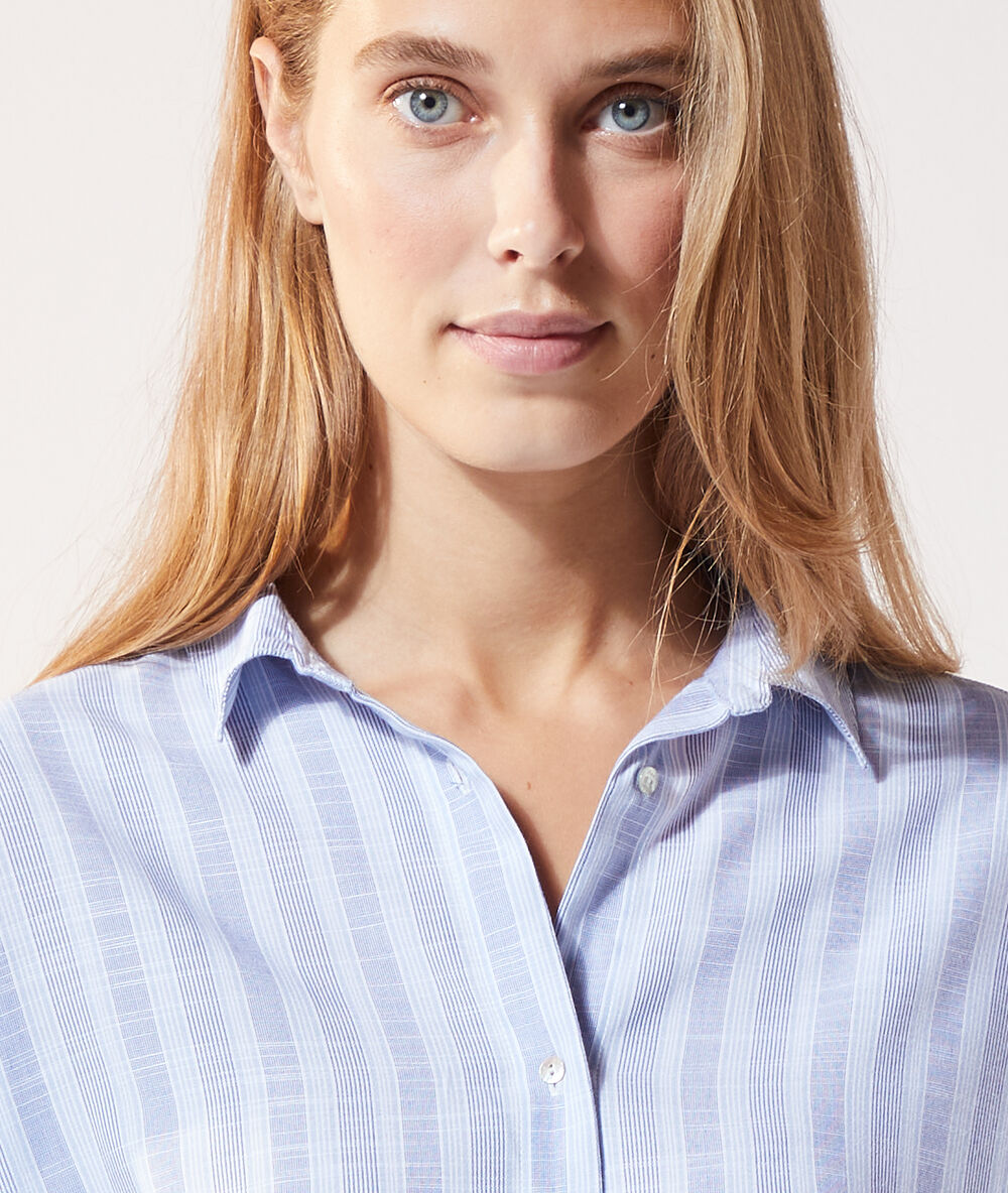Camisa pijama estampado de rayas azul.
