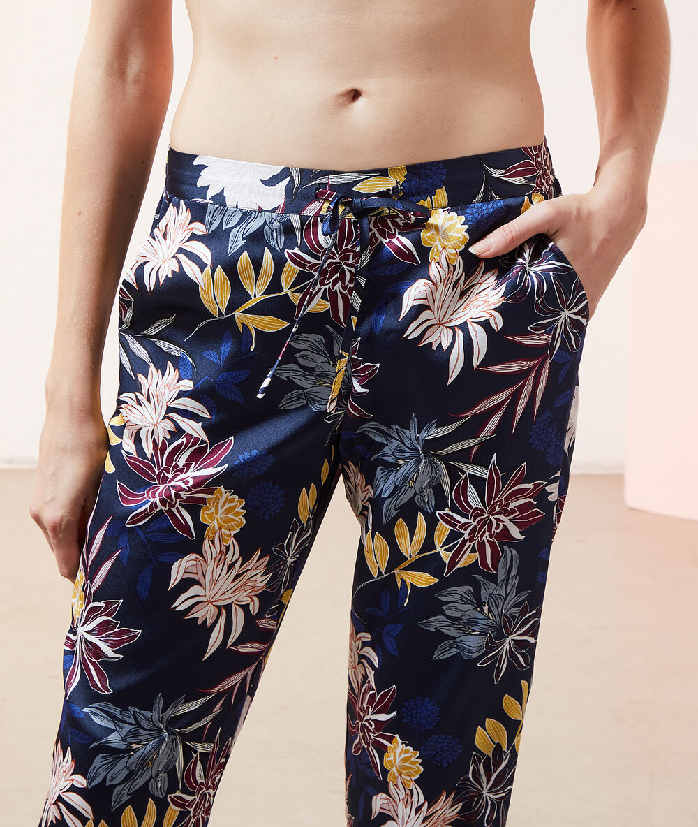 Pantalón satén estampado floral azul marino.