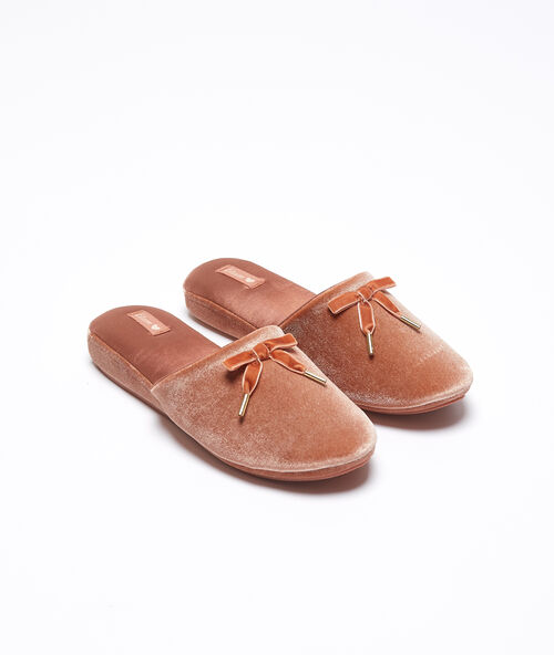 Zapatillas terciopelo rosa.