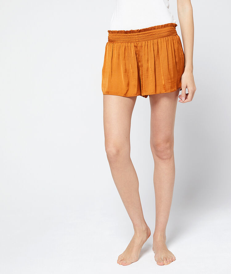 Pantalón corto de satén holgado marrón.