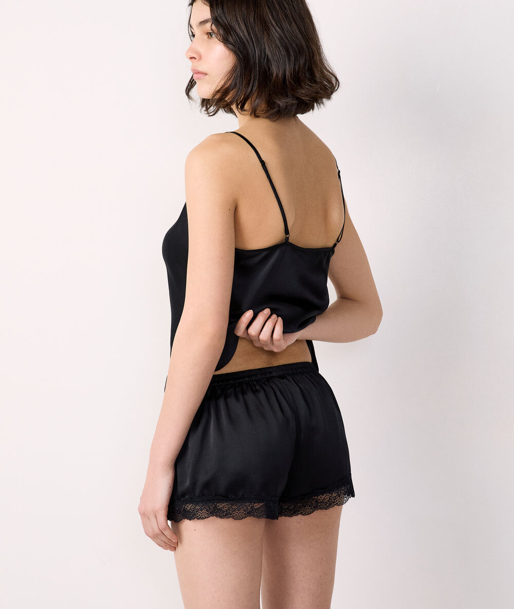 Pantalón corto de seda y encaje negro.