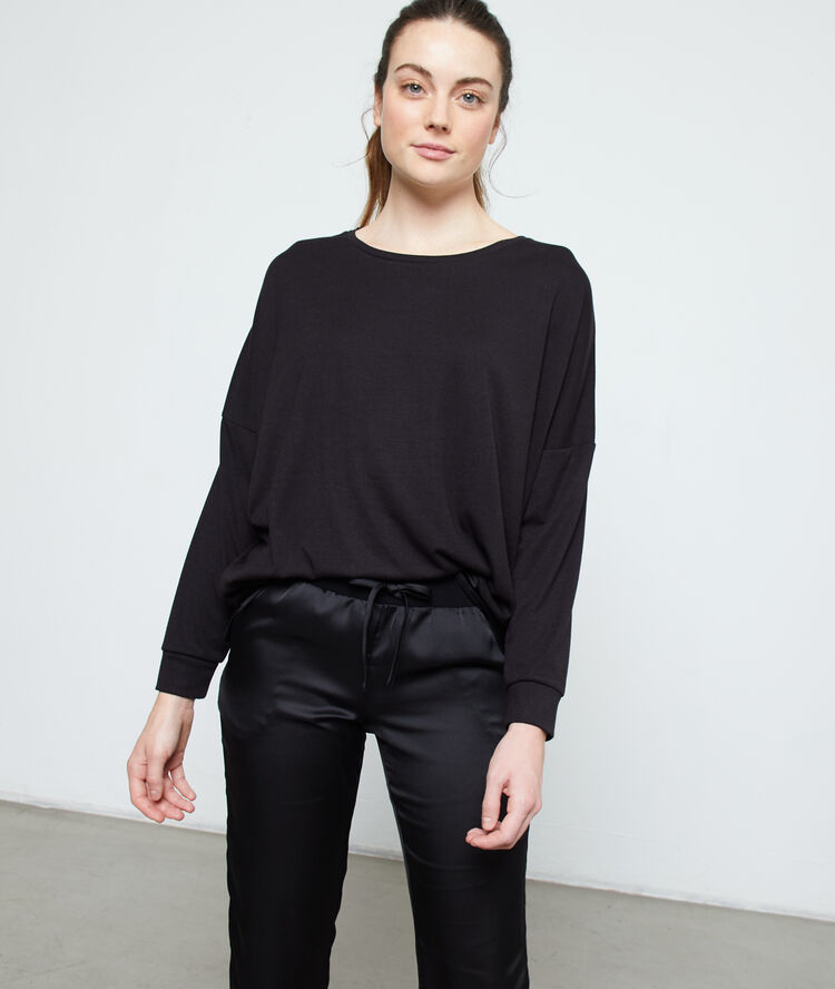 Pantalón de satén liso negro.