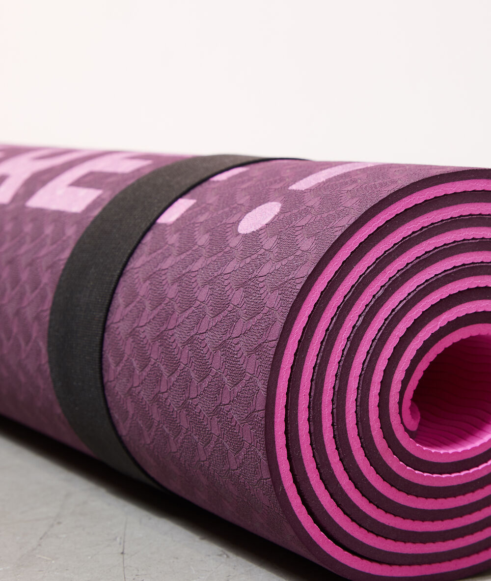 Esterilla de yoga morado.