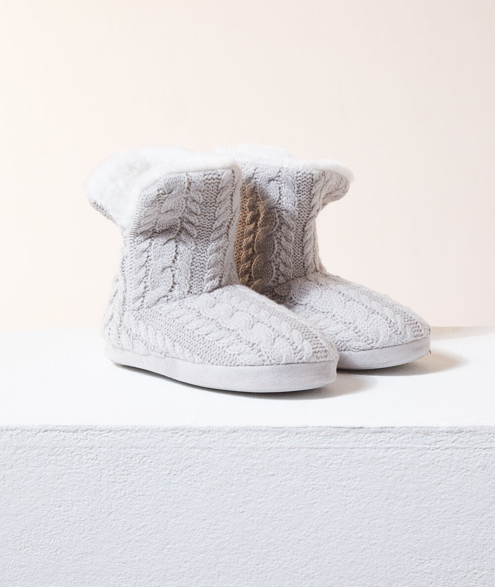 Zapatillas tipo botines con forro interior c.gris claro.