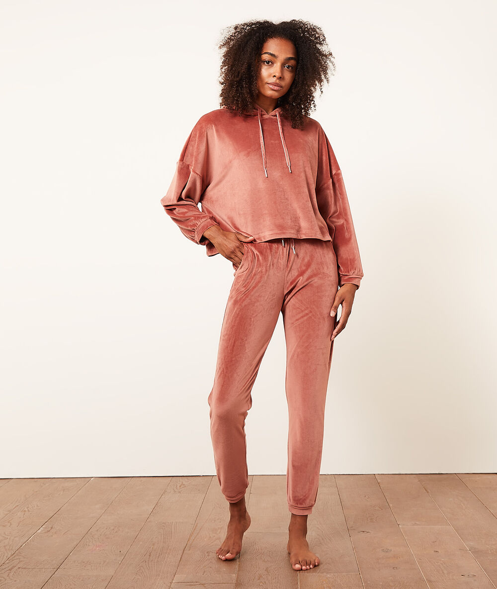 Pantalón jogger de terciopelo rosa.