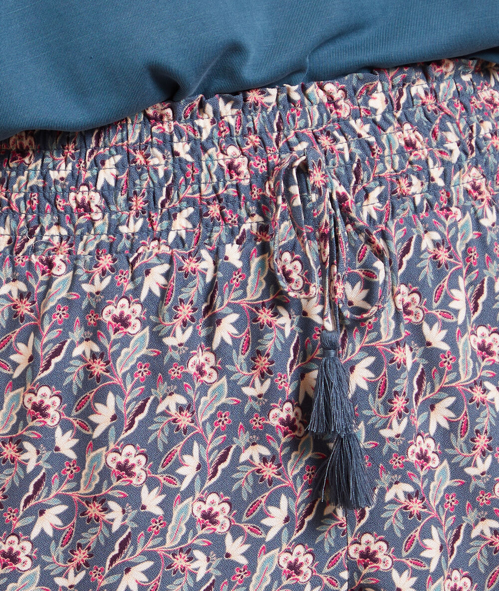 Pantalón corto estampado verde.