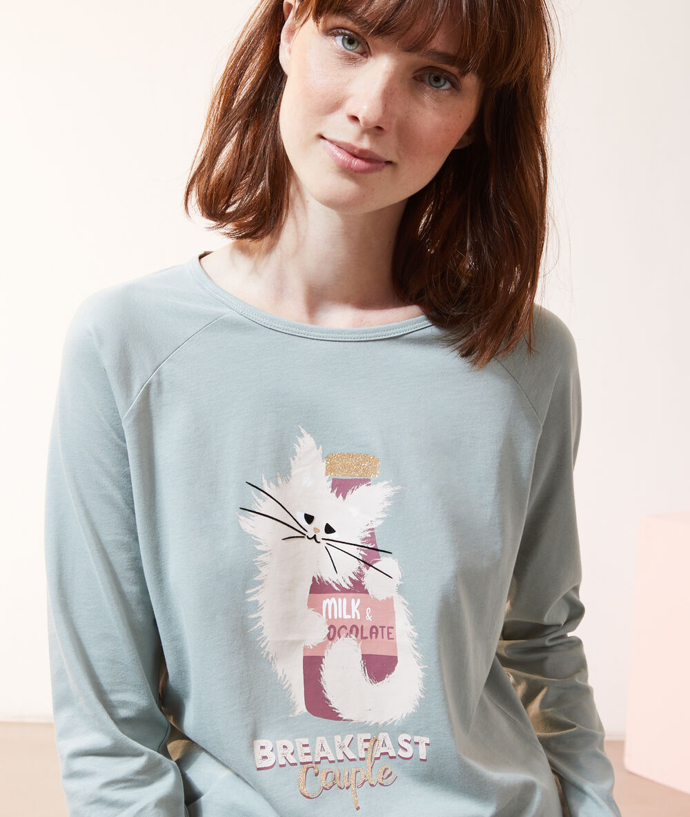 Camiseta manga larga estampada verde.