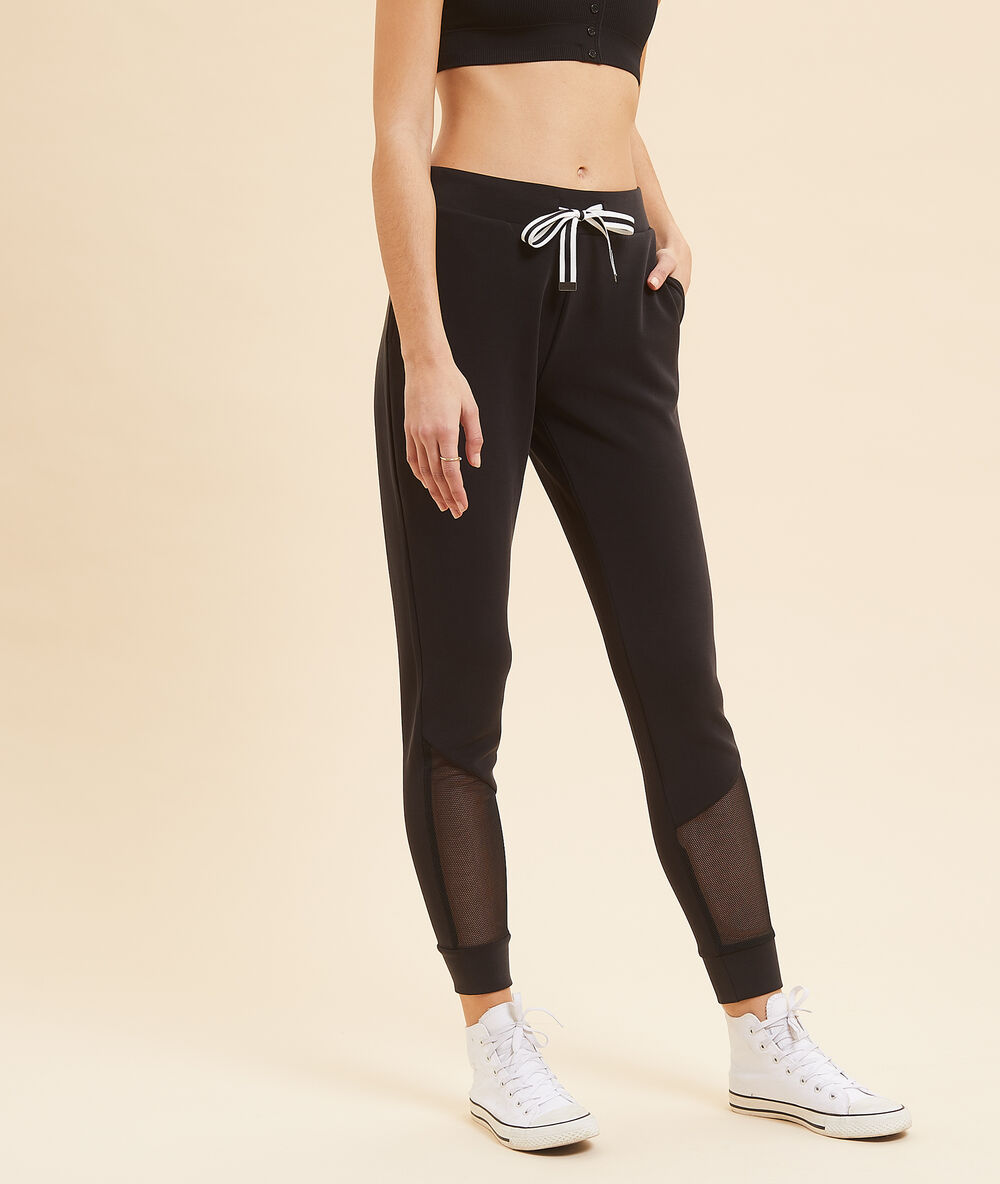 Pantalón deportivo con motivos de tul negro.