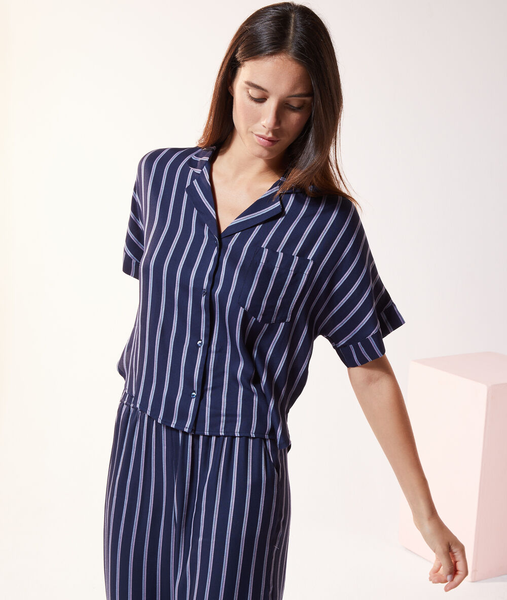 Camisa pijama estampado de rayas azul.