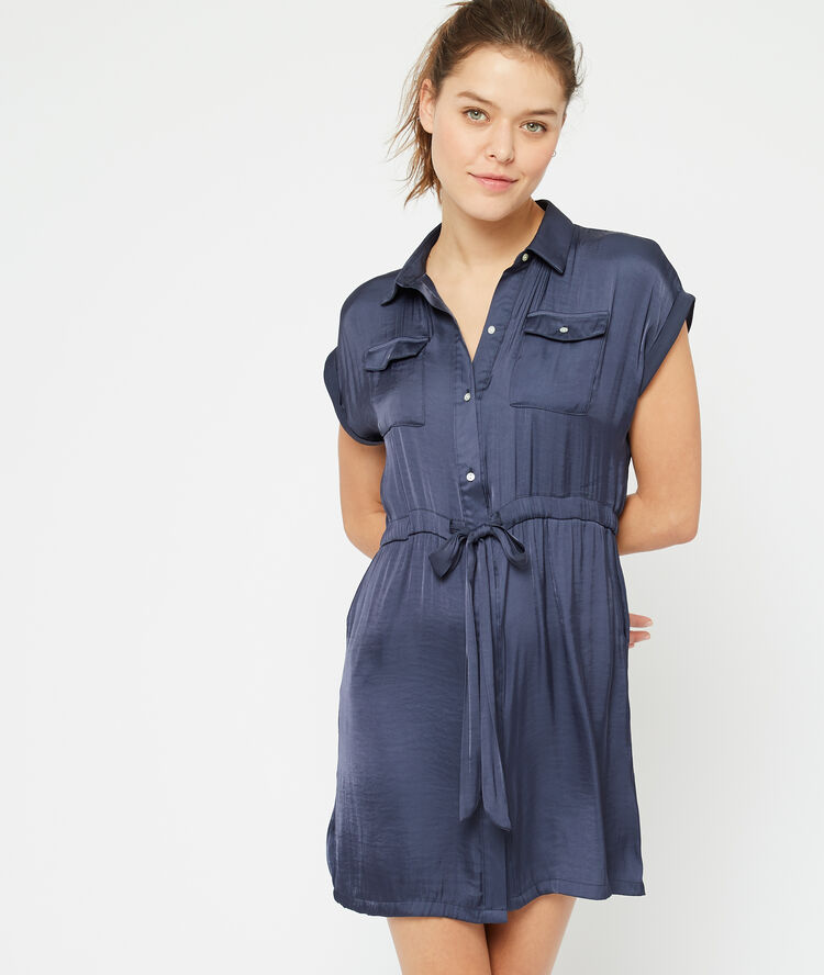 Camisón satinado azul.