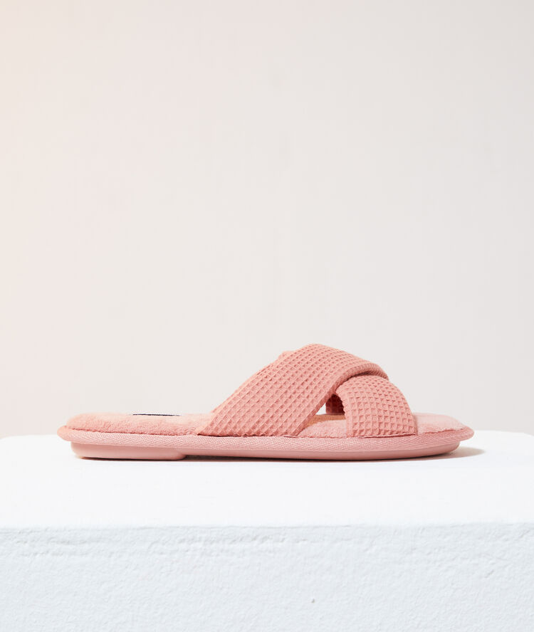 Zapatillas tipo chancla rosa.