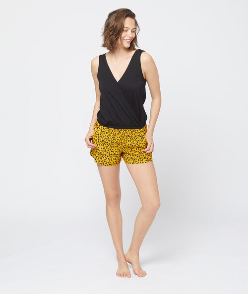 Pantalón corto estampado leopardo amarillo.