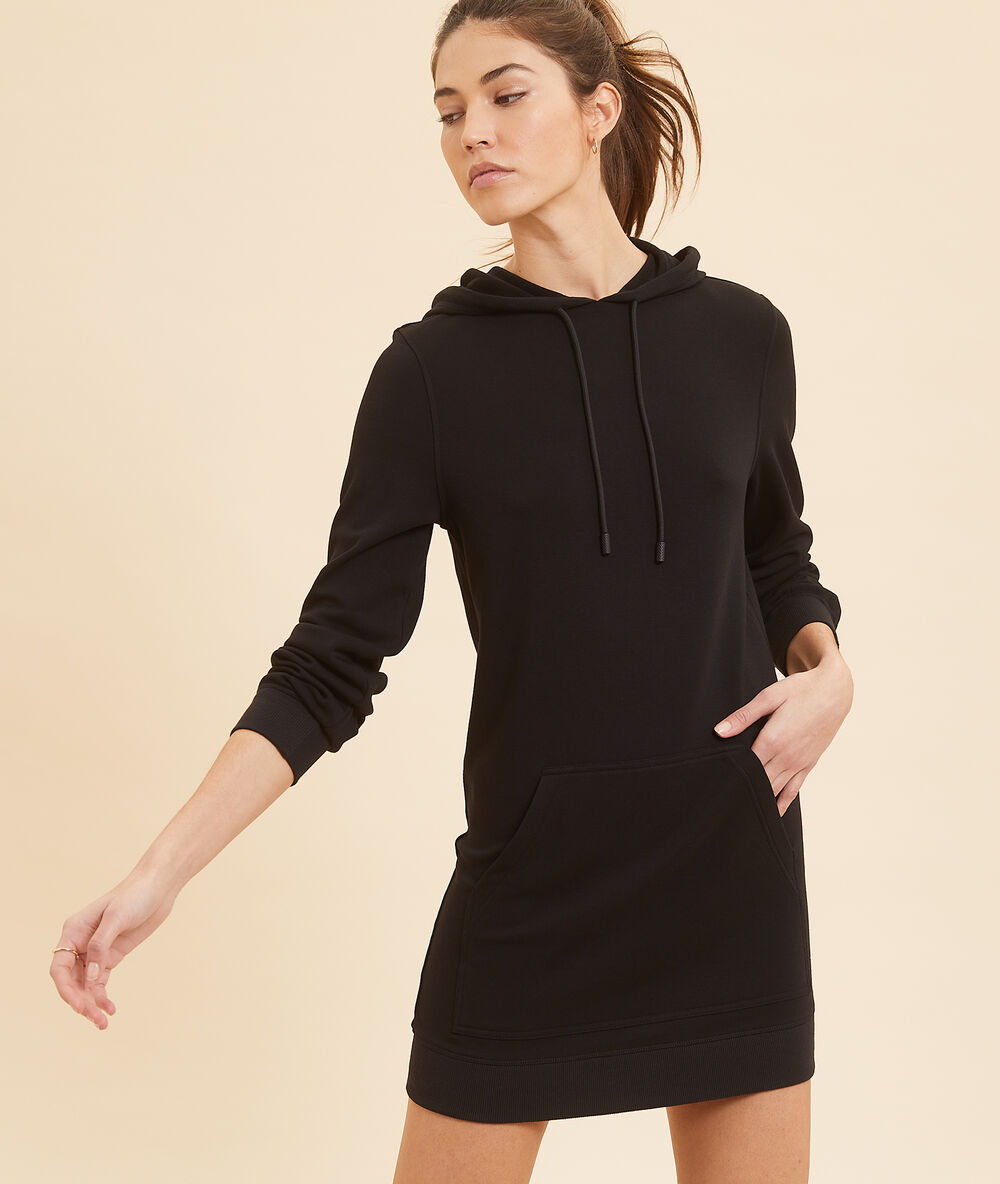 Vestido tipo sudadera negro.