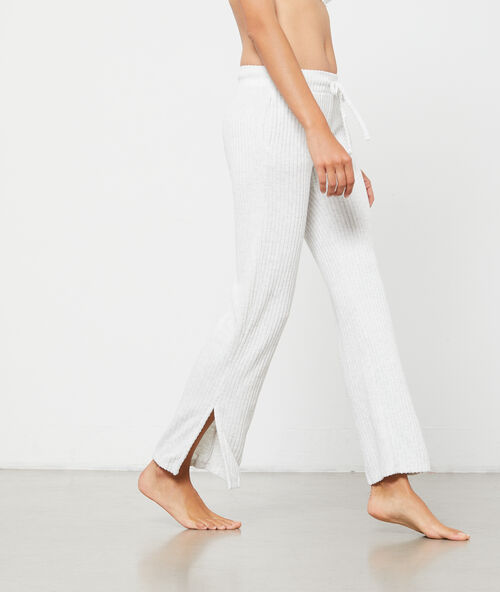 Pantal&oacute;n acanalado crudo.