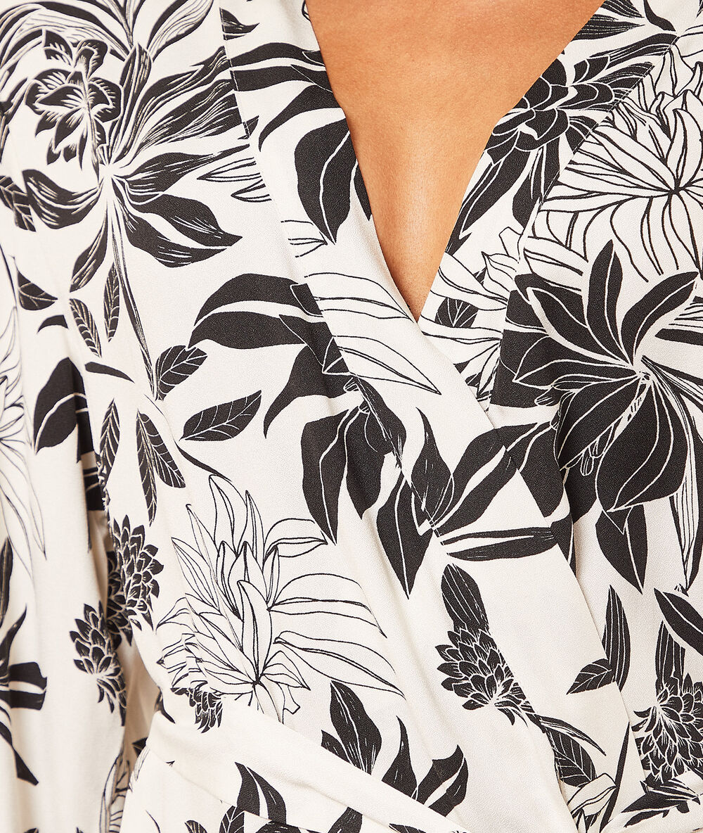 Bata tipo kimono estampado floral crudo.