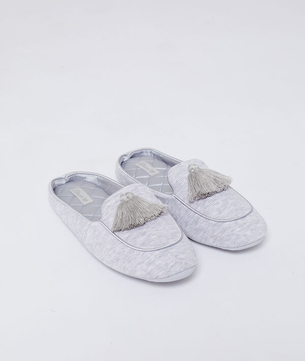 Zapatillas con pompones decorativos Zapatillas con pompones decorativos