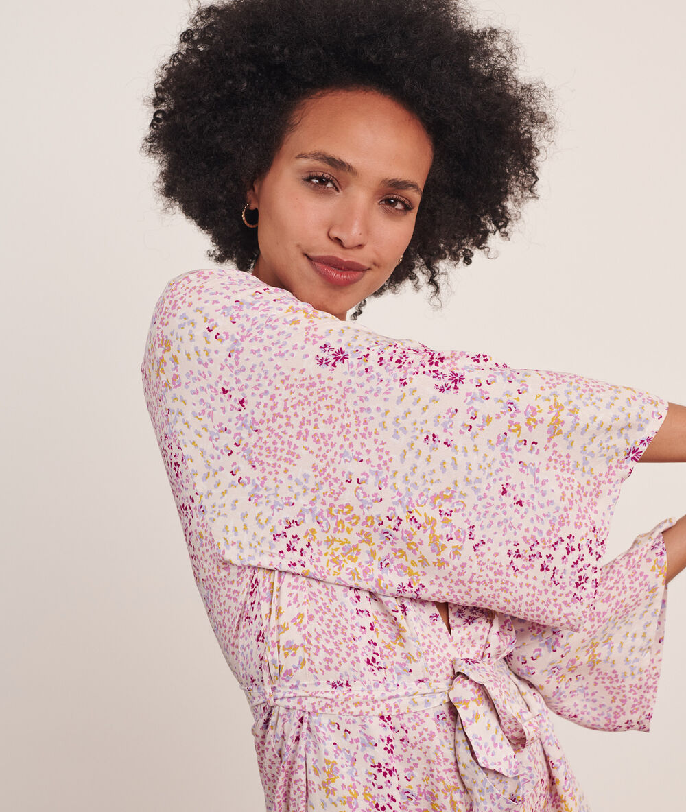 Bata tipo kimono estampada rosa.