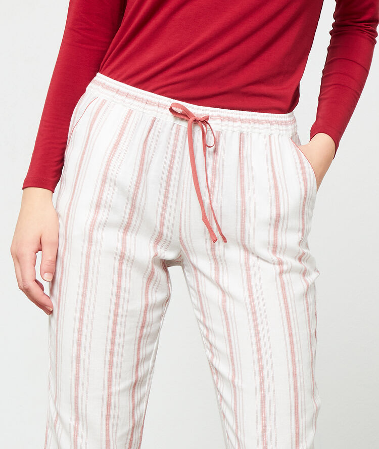 Pantalón estampado de rayas rojo.