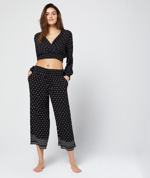 Crop top escote cruzado negro.