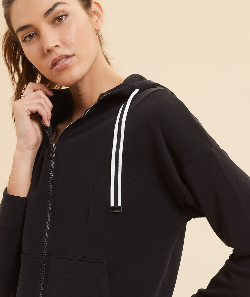 Chaqueta con capucha y cremallera negro.
