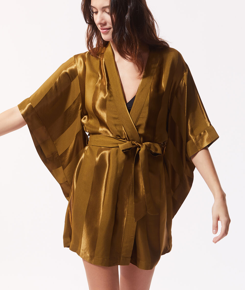 Bata tipo kimono de satén bronce.