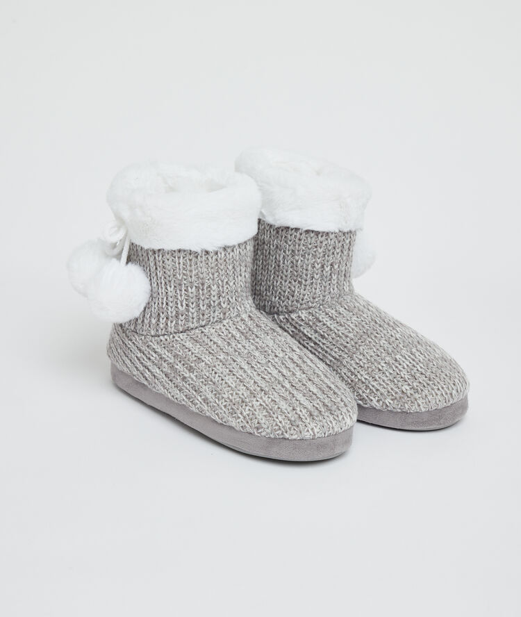 Zapatillas tipo botines pompones decorativos c.gris.