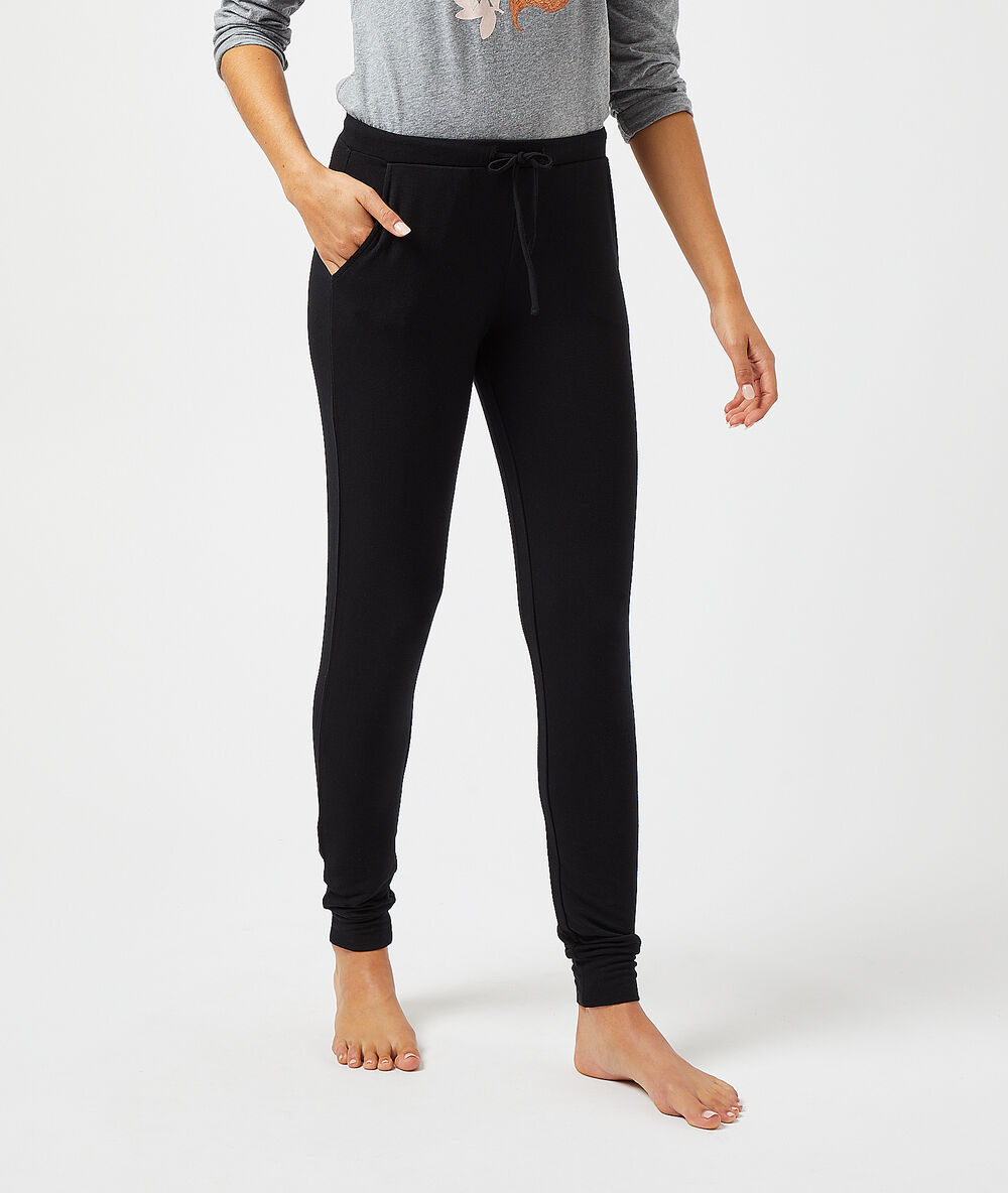 Pantalón largo liso negro.