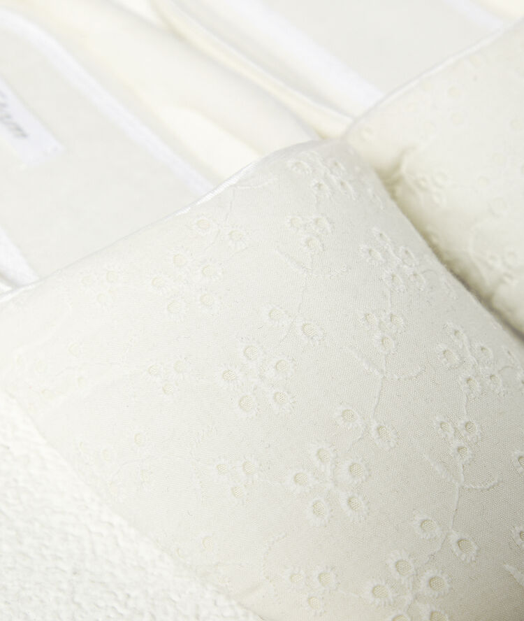Zapatillas motivos guipur blanco.