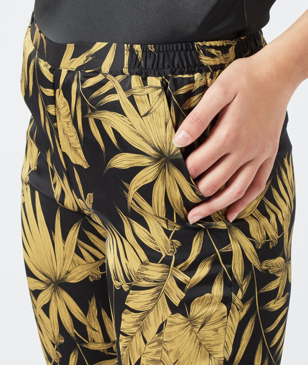 Pantalón estampado hojas negro.