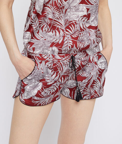 Pantalón corto de satén estampado hojas rojo teja.