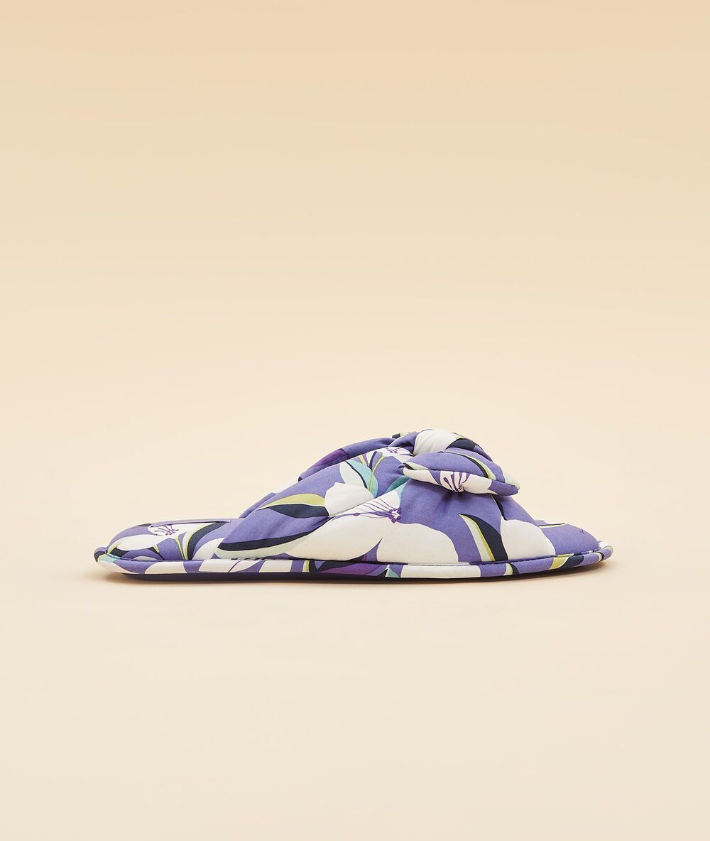 Zapatillas tipo chancla, estampado tropical lila.