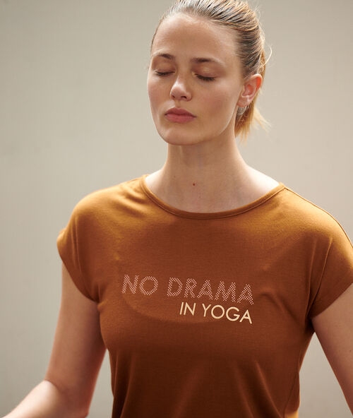 Camiseta espalda abierta marr&oacute;n.