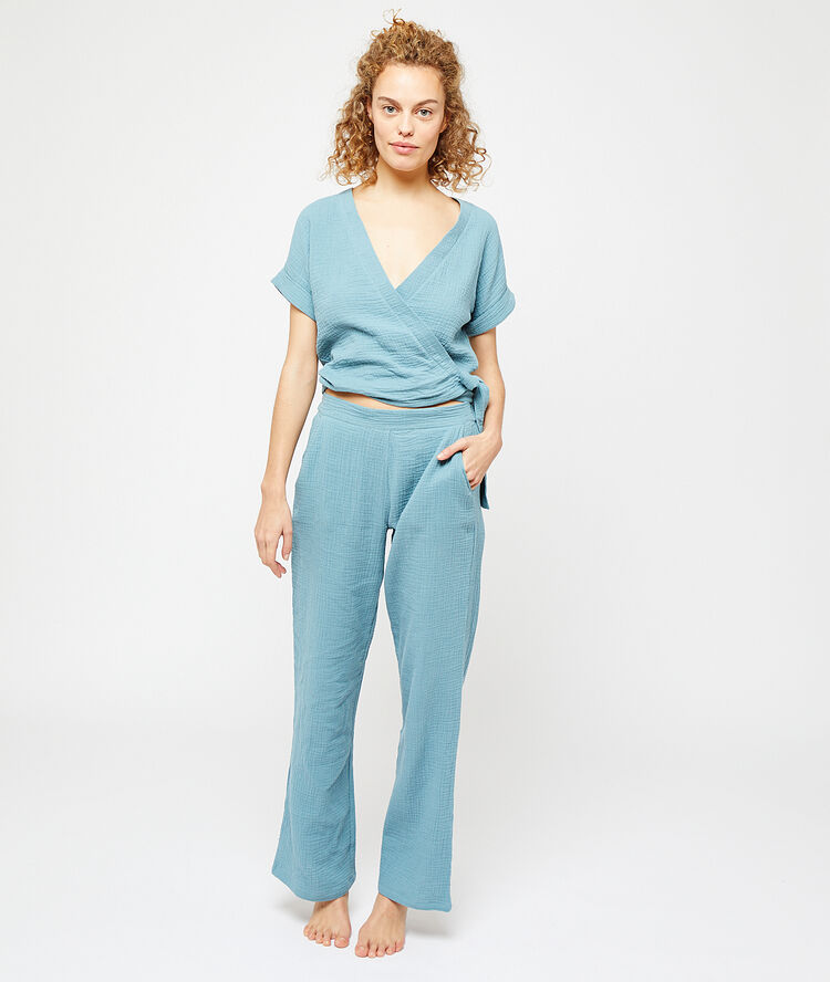 Pantalón holgado azul cielo.