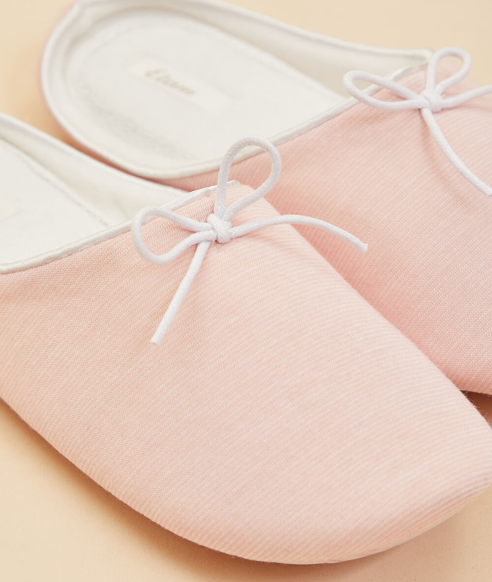 Zapatillas destalonadas rosa pálido.