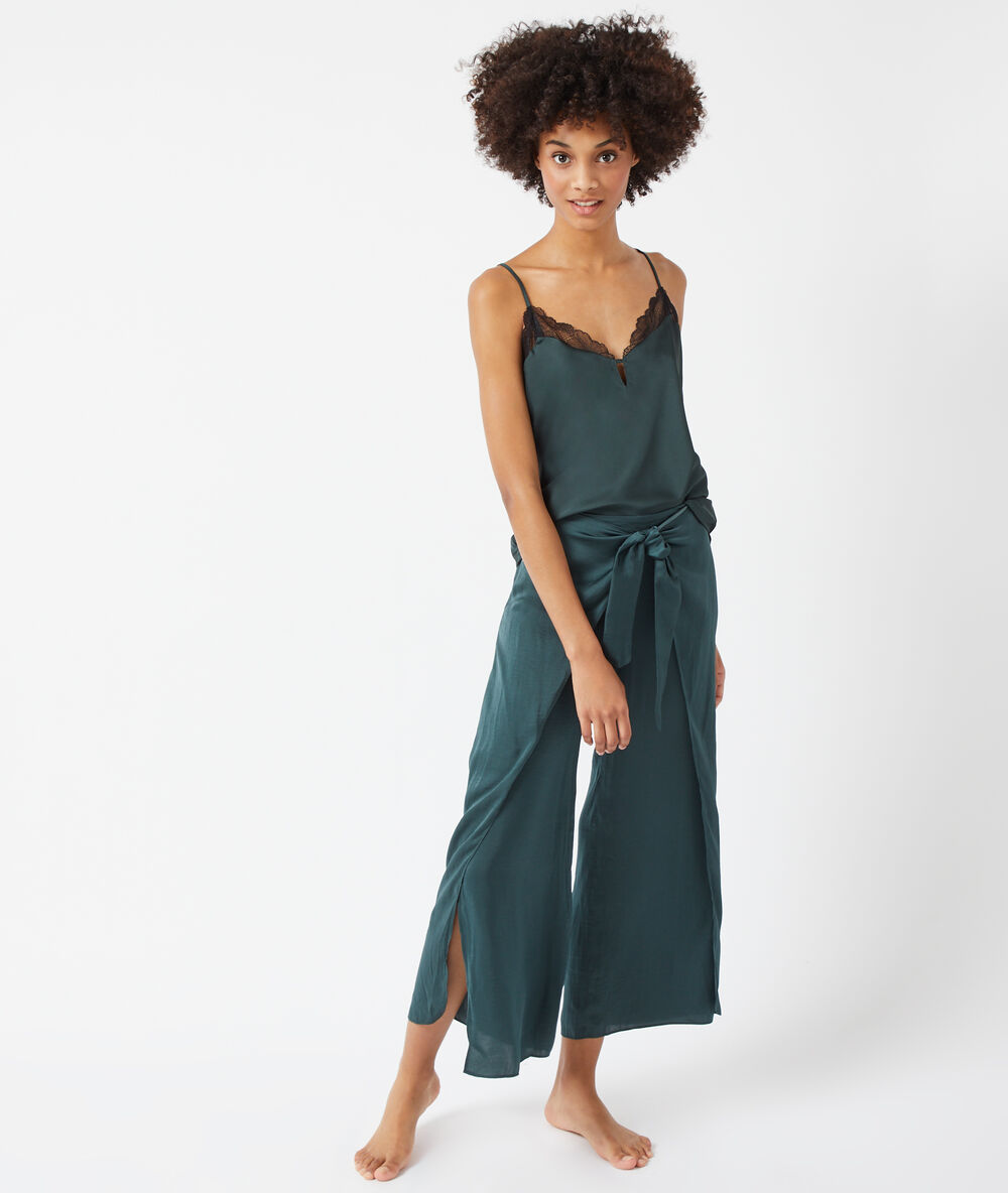 Pantalón holgado con aberturas laterales verde.