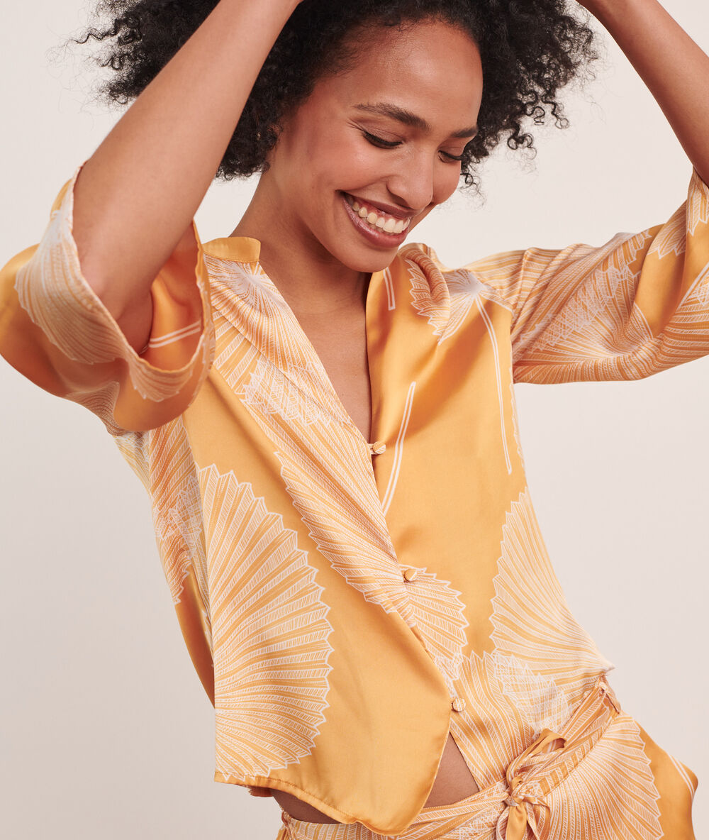 Camisa pijama de satén estampada amarillo.