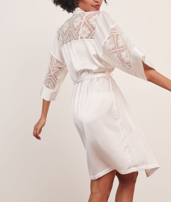 Bata tipo kimono, motivos de encaje Bata tipo kimono, motivos de encaje;${refinementColor}