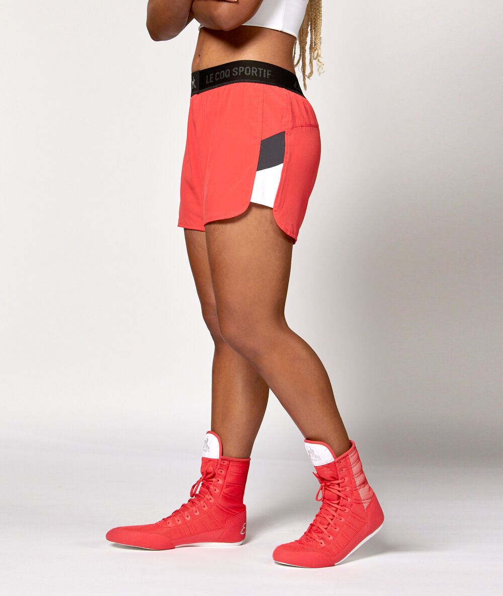Pantalón corto deportivo coral.