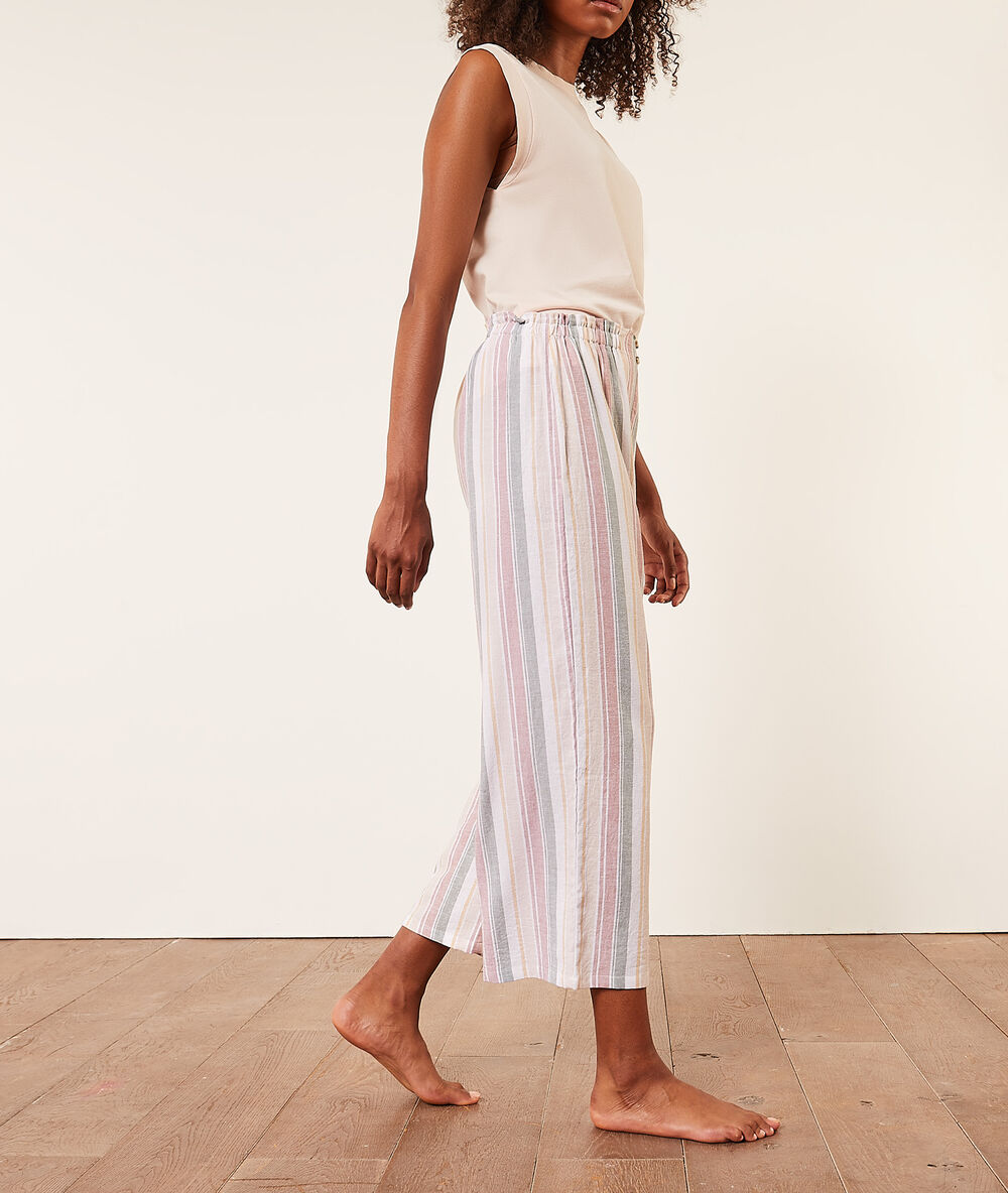 Pantalón pijama 7/8 estampado de rayas multicolor.