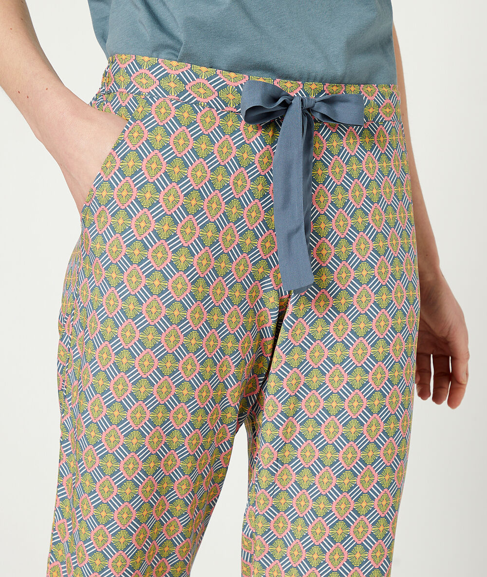 Pantalón 7/8 estampado gráfico azul marino.