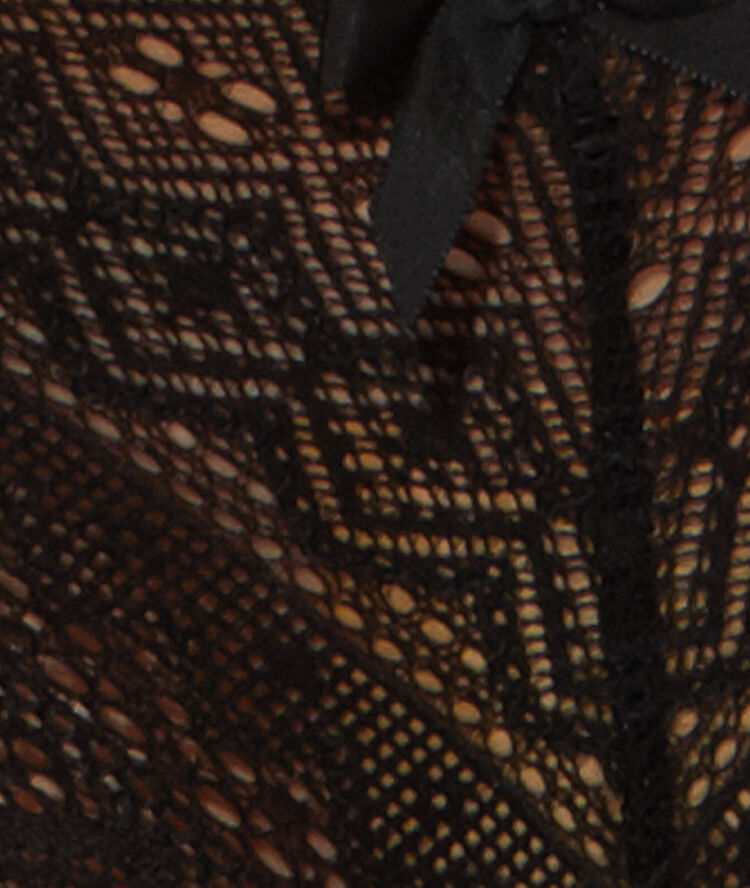 Tanga de encaje negro.