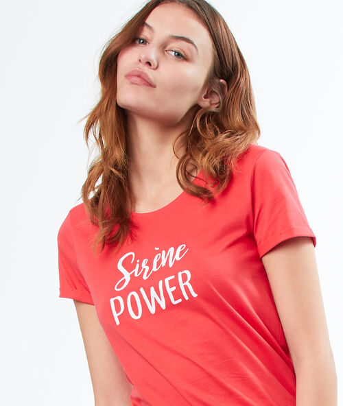 Camiseta manga corta con mensaje coral.