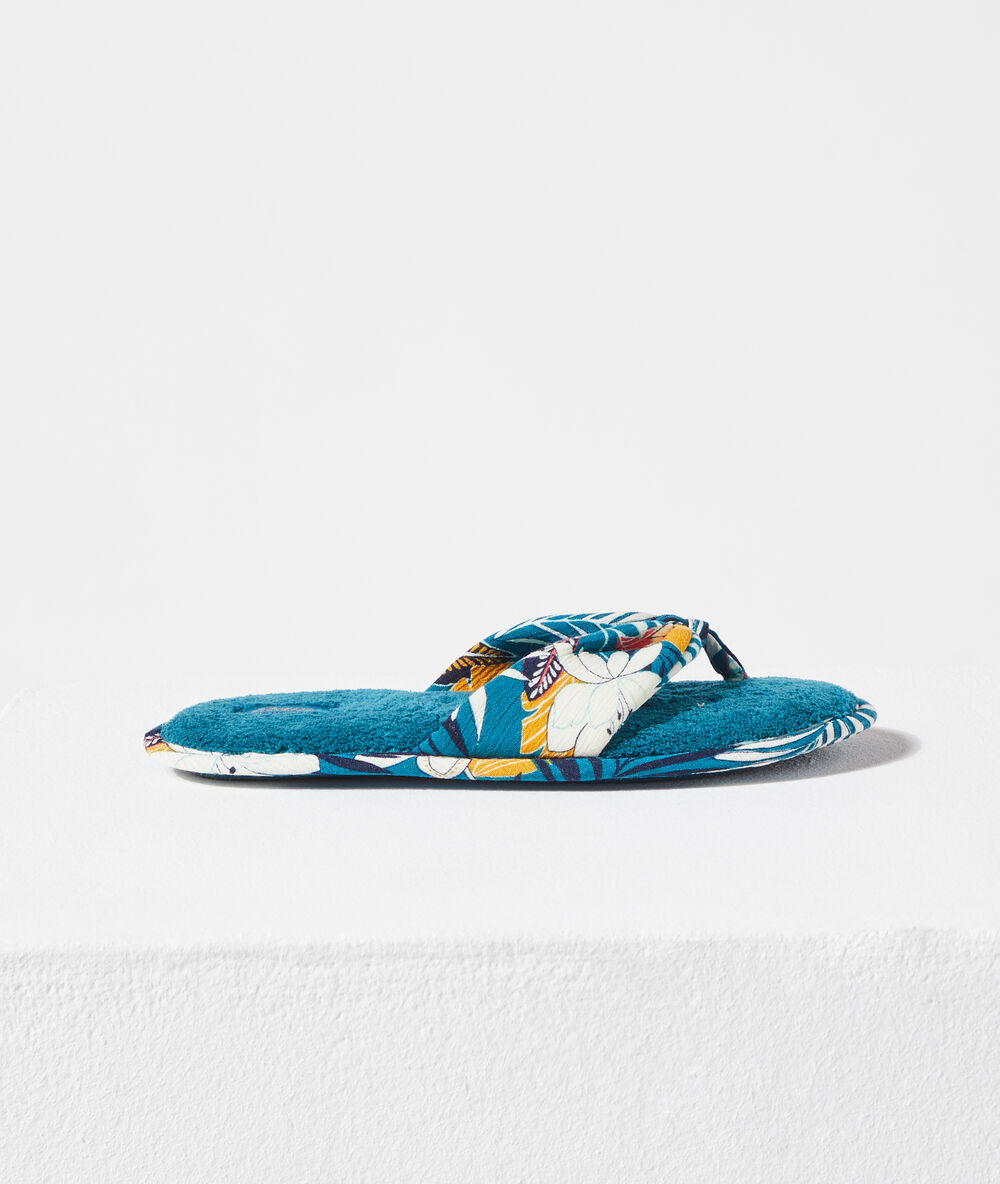 Zapatillas tipo chancla verde.