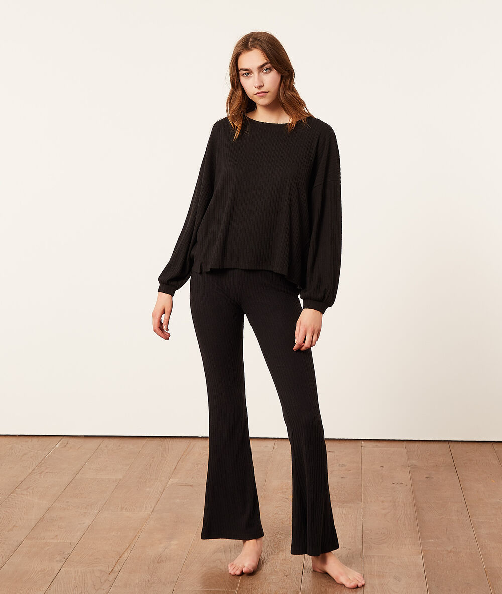 Pantalón acampanado, tejido canalé negro.