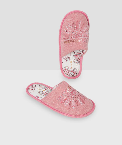 Zapatillas destalonadas mensaje rosa.