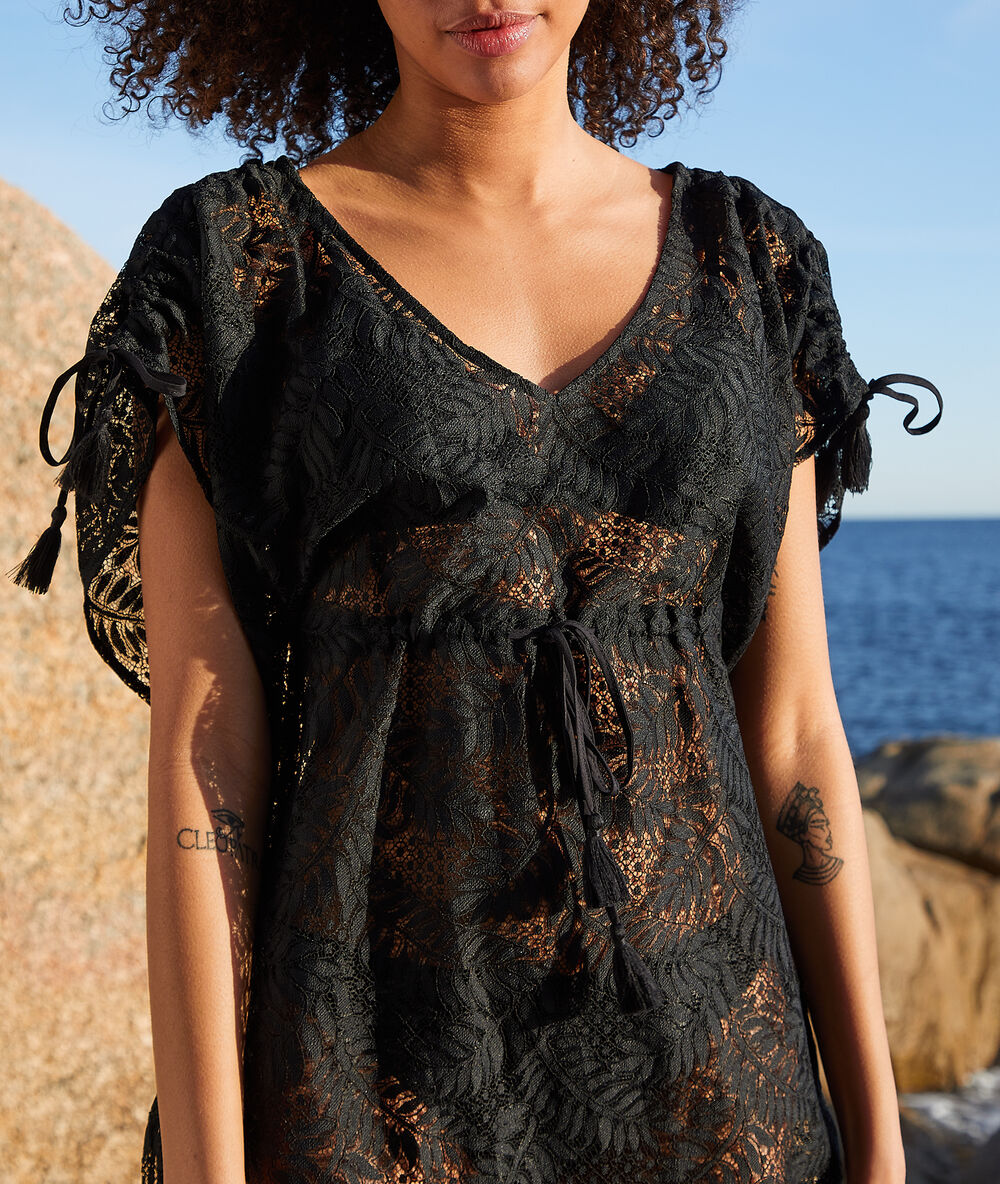 Túnica de playa, motivos bordados negro.