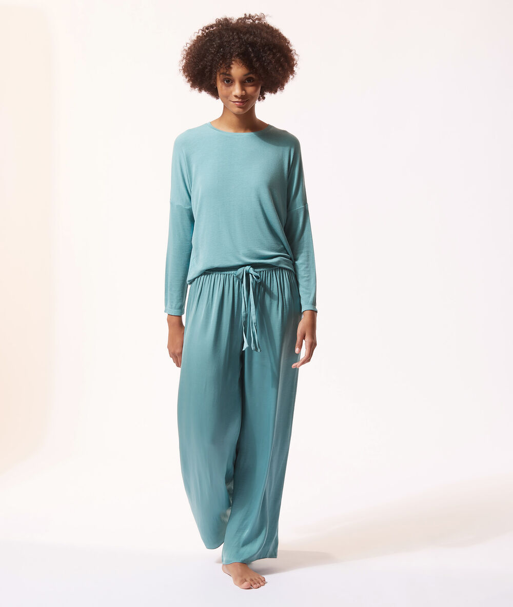 Pantalón ancho turquesa.