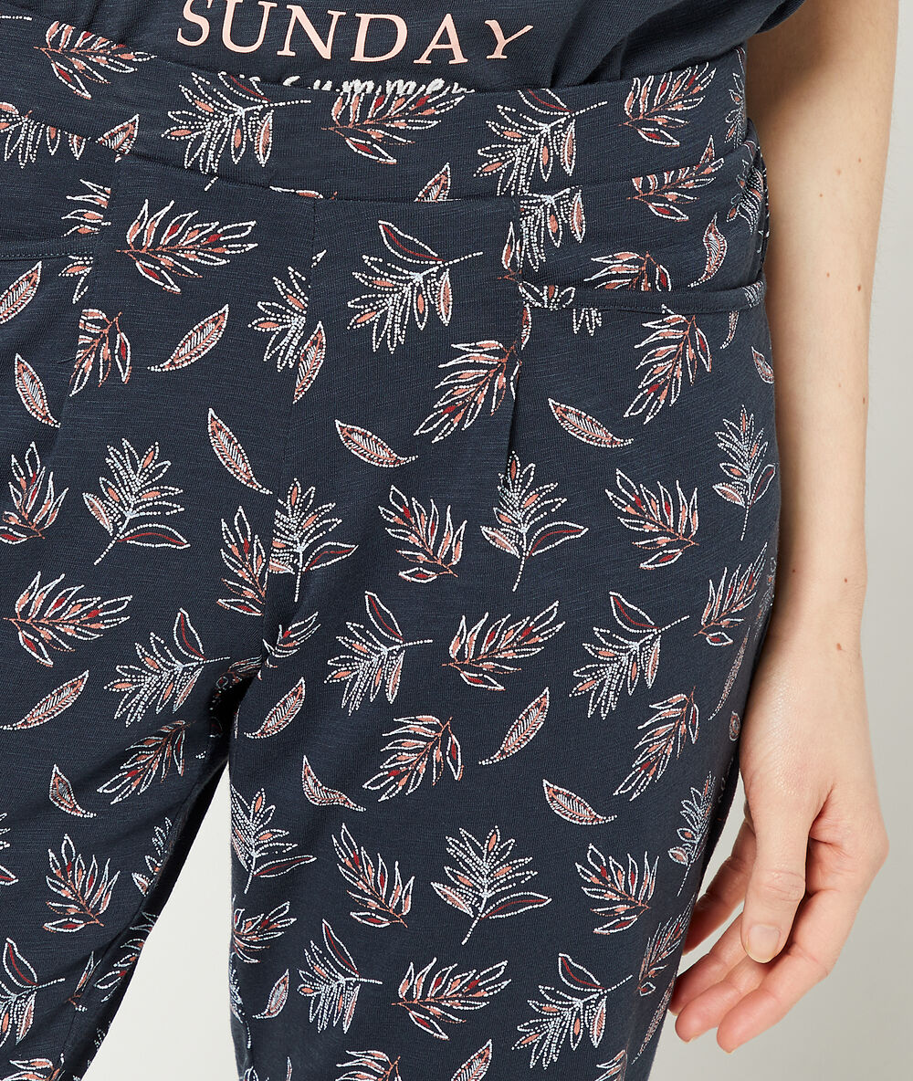 Pantalón 7/8 estampado hojas azul marino.