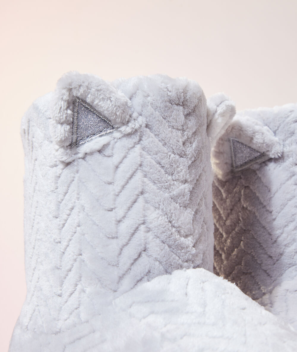 Zapatillas tipo botines con orejitas gris.