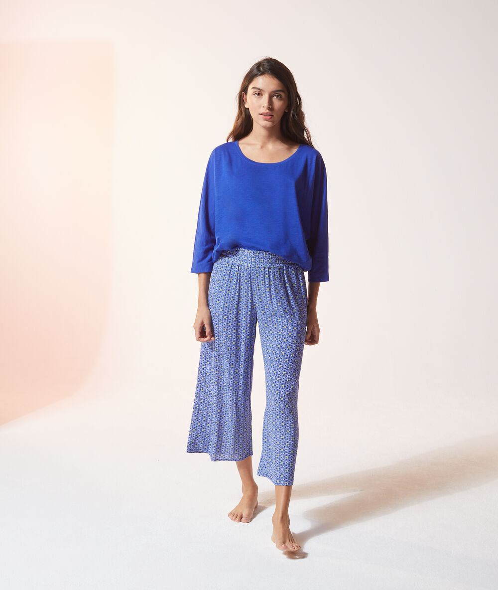Pantalón 3/4 estampado azul.